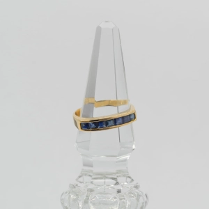 Obrączka z szafirami.