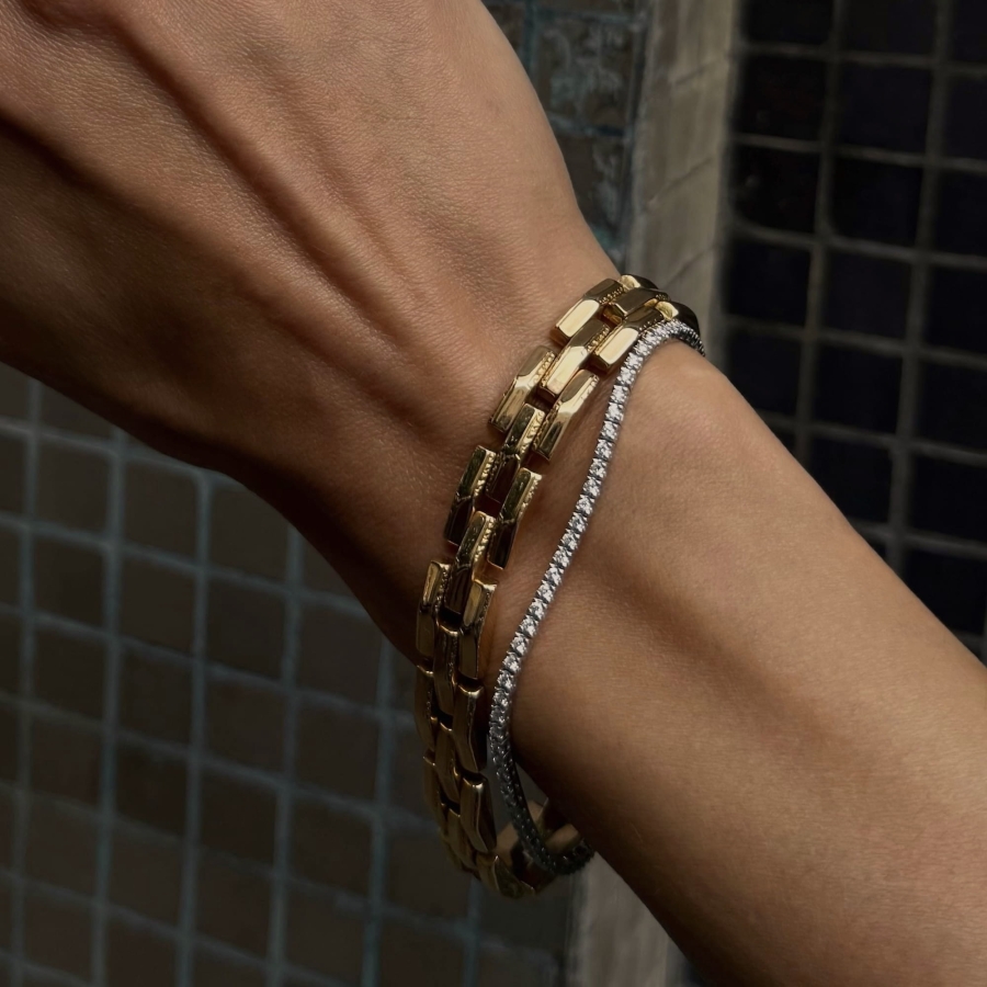 bransoletka tenisowa z brylantami na nadgarstku