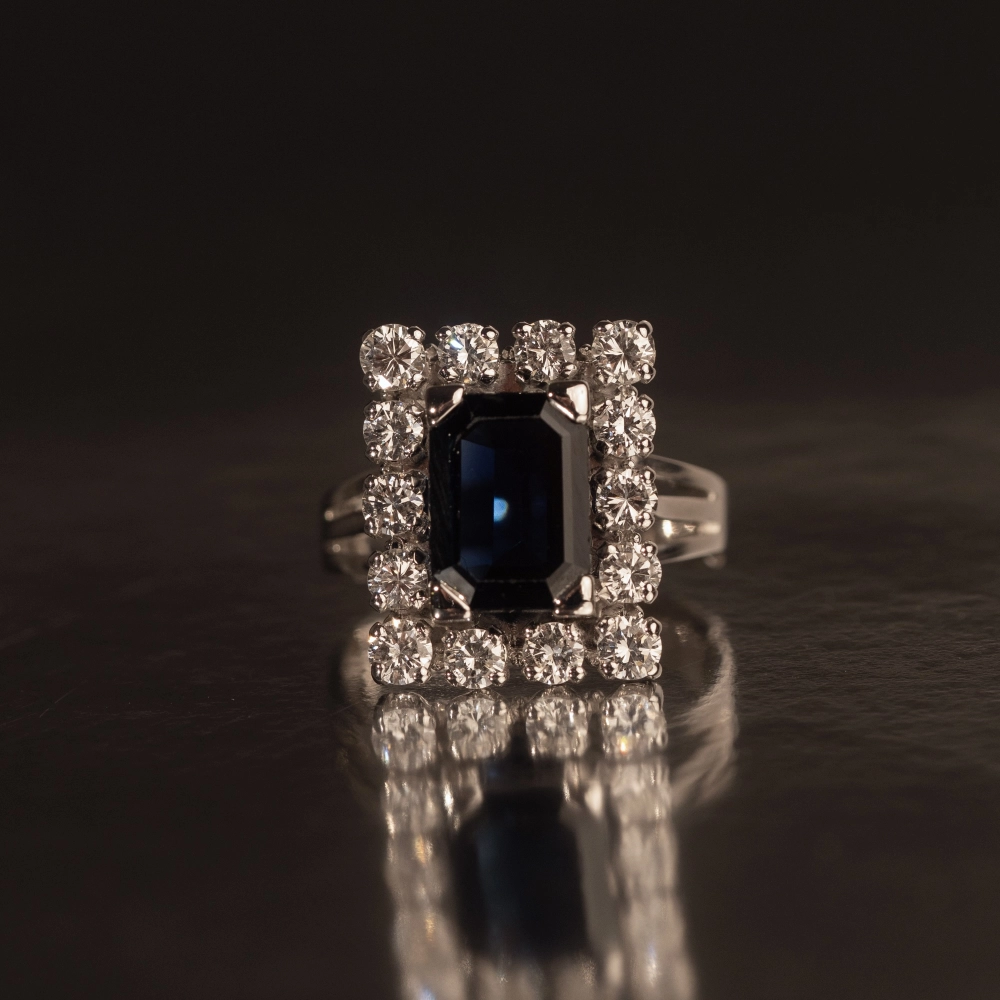 PIERŚCIONEK Z SZAFIREM I BRYLANTAMI