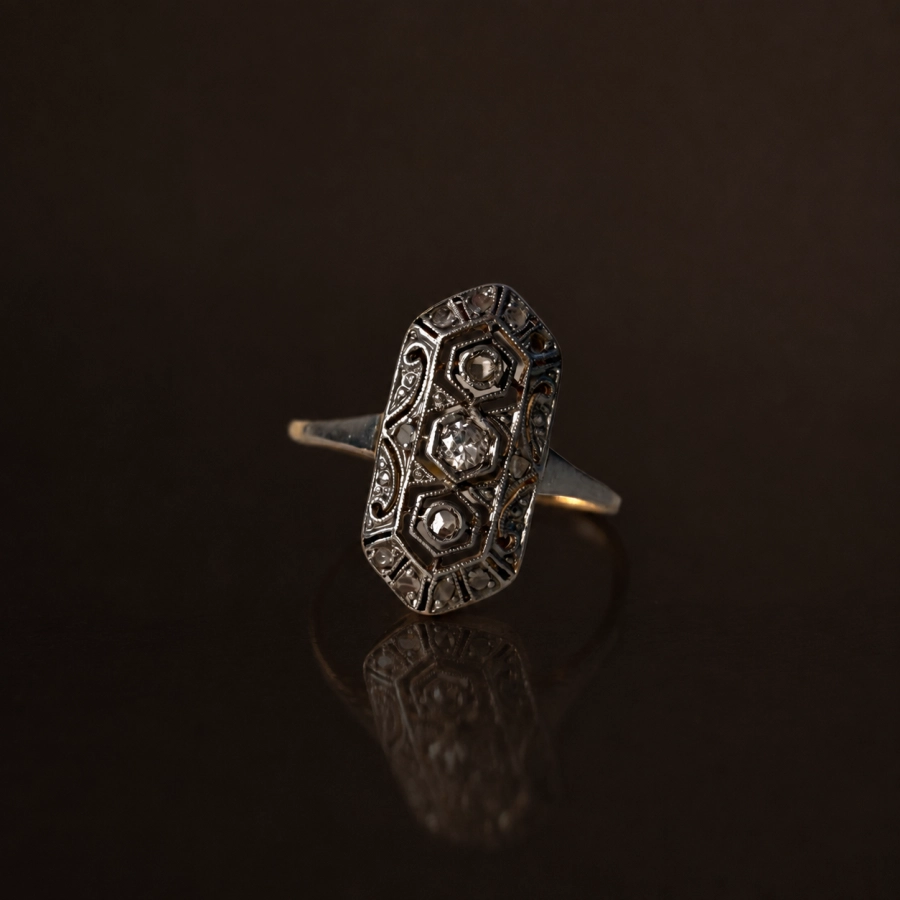 Ażurowy pierścionek art deco wykonany ze złota z diamentami