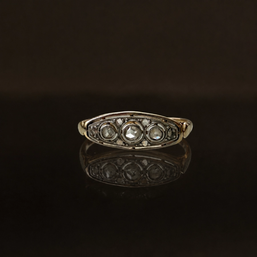 Pierscionek art deco z diamentami.png