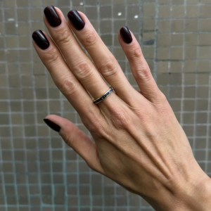 Minimalistyczna obrączka vintage z szafirami.